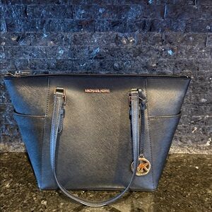 Michael Kors black Tote Bag, great condition but the straps have wear, see pics.